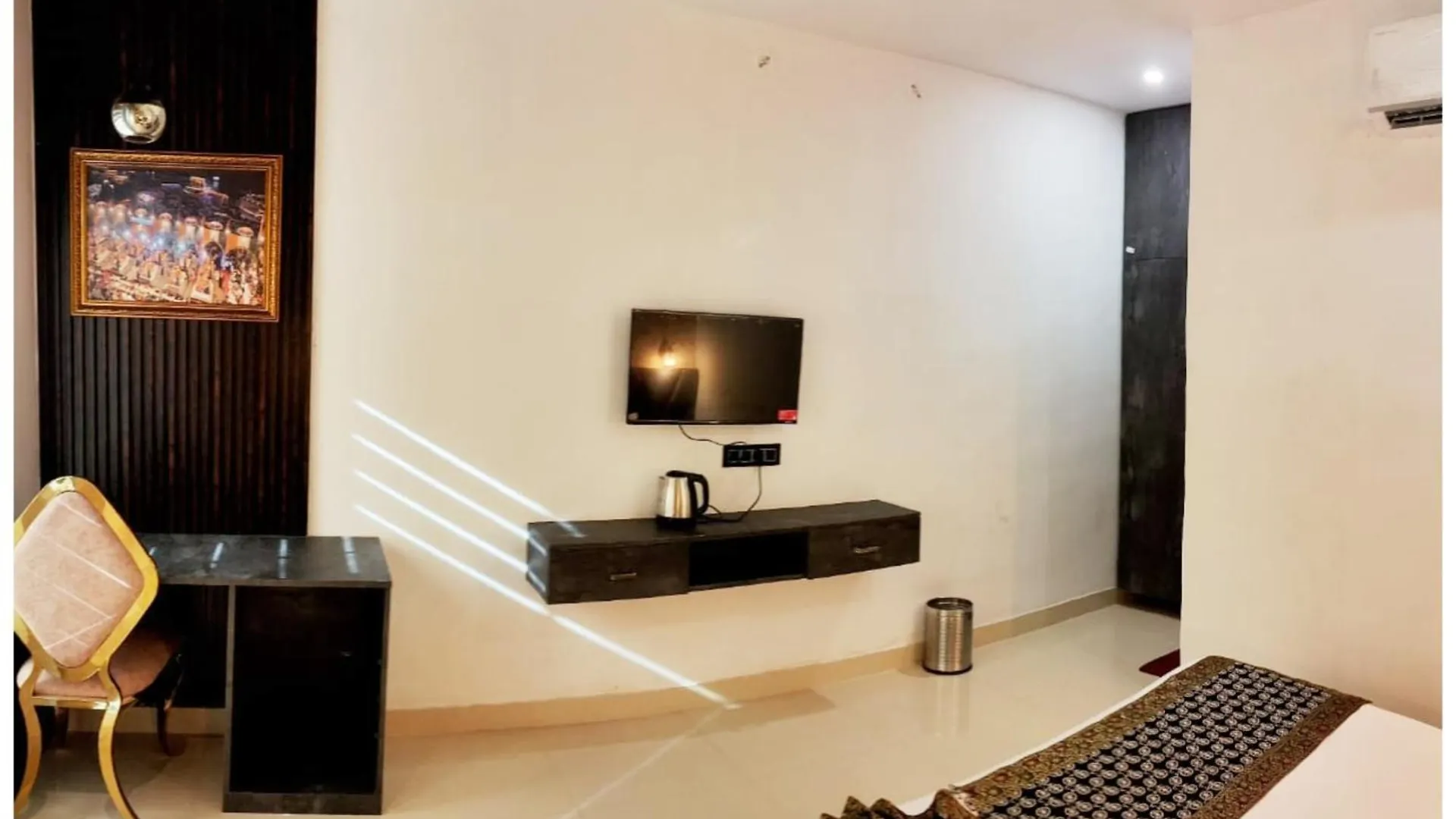 Hotel Kashi Cottage Varanasi Near Kashi Vishwanath Temple & Ganga Ghat #Fully Air Conditioning #Free Wi-Fi #Restaurant #Parking #Premium Hotel In Varanasi 0*,